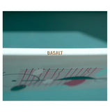 INNOVATIVE CONSTRUCTION

Maple and basalt composite construction provides lightweight durability while also ensuring a smooth ride thanks to a subtle, long-lasting damp flex. Coarser griptape at the ends relays tactile feedback for intuitive foot positioning.